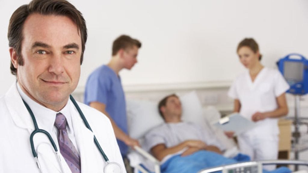 Sairaalalääkärit voivat keskittyä työssään rahan sijaan potilaiden hoitoon. Kuvituskuva.