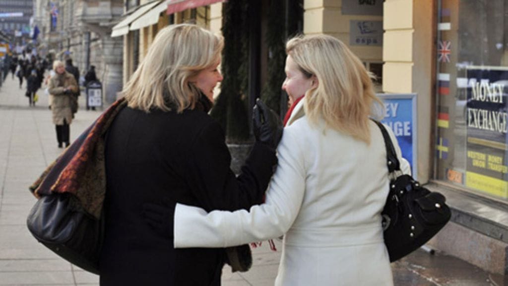 Naiset jakavat keskenään asioita puhumalla.