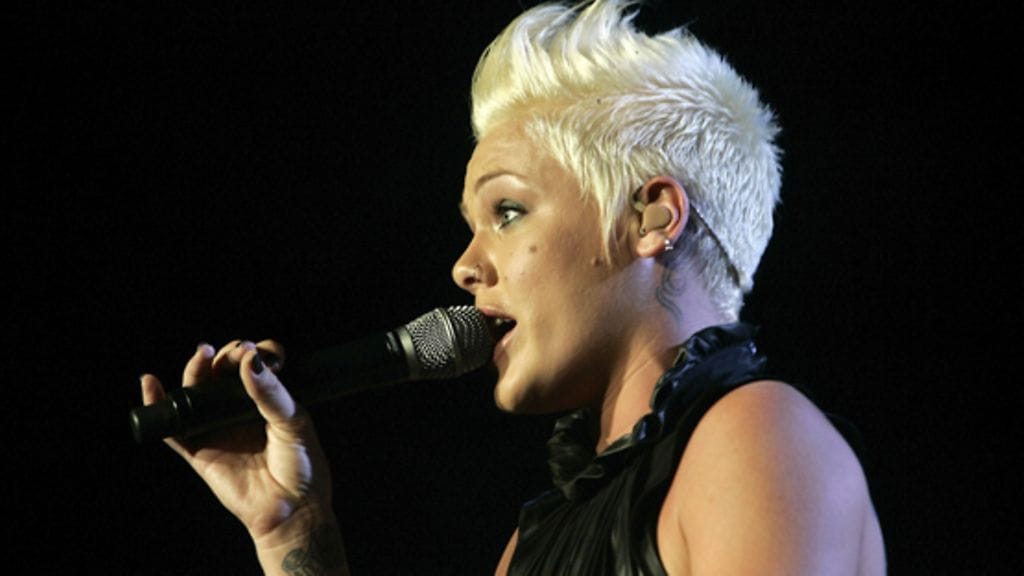 Pink joutui keskeyttämään konserttinsa kaaduttuaan.