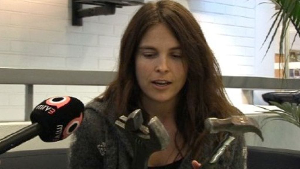 Irina Björklund soittaa myös pihtejä? (Kuva: MTV3)