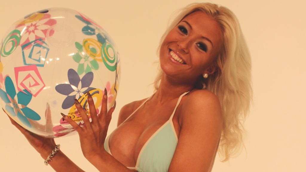 Maisa Torppa juontaa Maikkarin Rantalentis-ohjelmaa.