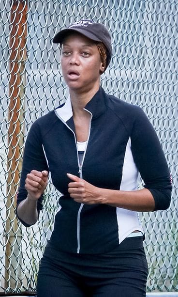 Tyra Banks lenkkeilemässä.