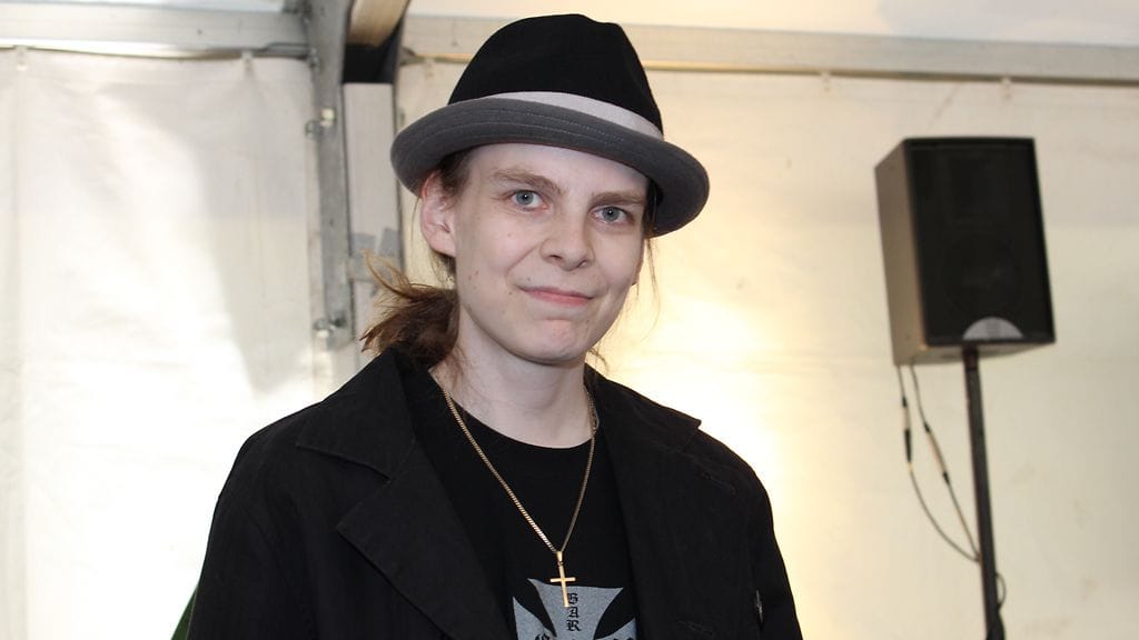 Ari Koivunen esittää Dingo-solisti Nipa Neumannia.