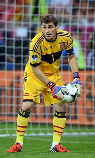 Iker Casillas tienaa hyvin maalivahtina.