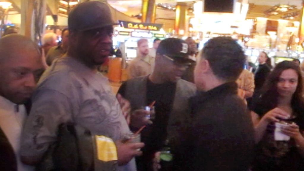 Bobby Brownin seurue kasinolla.