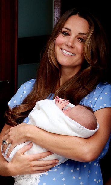 Herttuatar Catherine hehkui äitiyden onnea pienokainen sylissään.