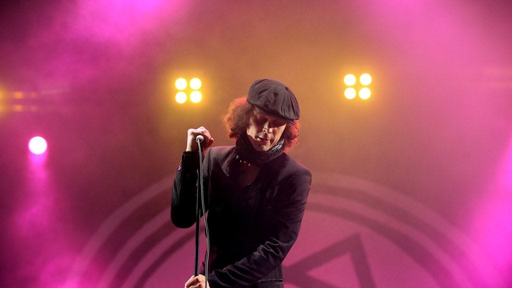 Ville Valo aloitti jännittyneenä, mutta lauloi upeasti Ruisrockissa lauantaina.