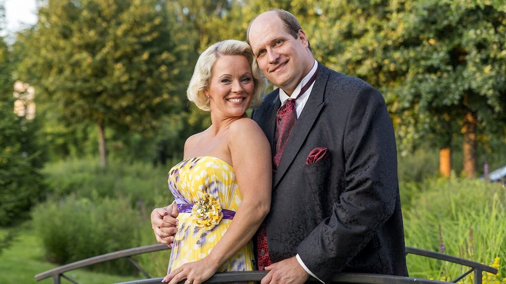 Tangokuningatar Heidi Pakarinen miehensä Mika Pohjosen kanssa.
