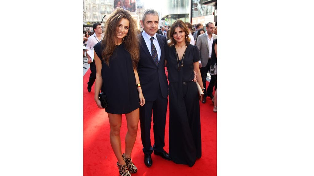 Lily Atkinson säteili vanhempiensa rinnalla.