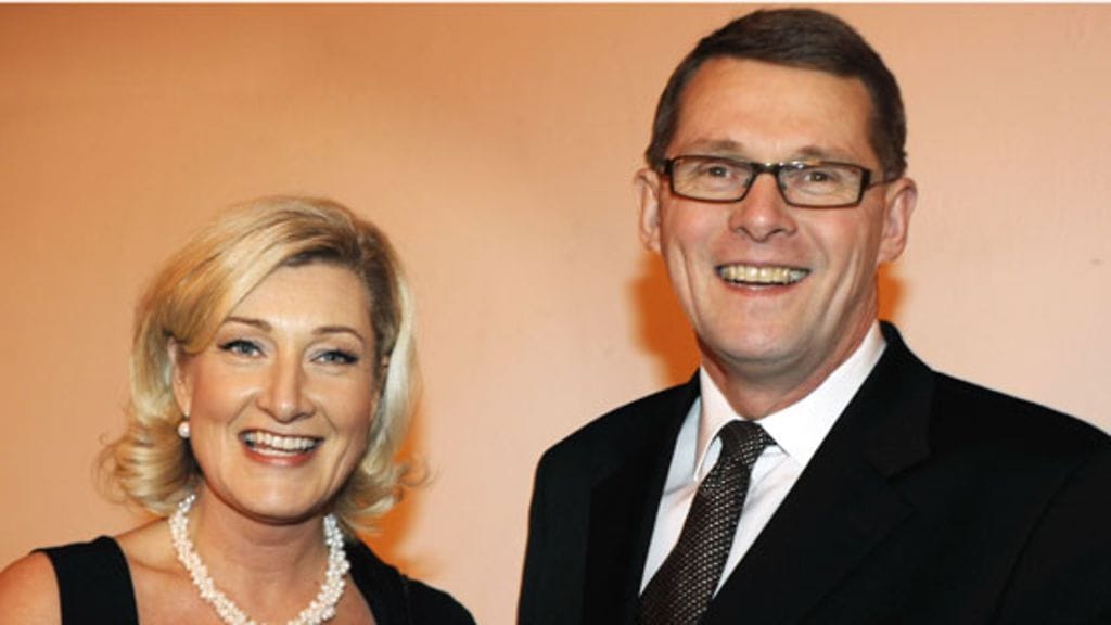 Sirkka Mertala ja pääministeri Matti Vanhanen. (Kuva: Sari Gustafsson/Lehtikuva)
