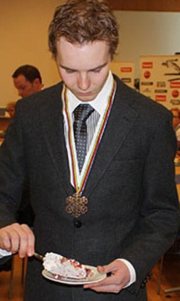 Harri Olilla oli yllään tyylikäs puku (Kuva: MTV Oy)