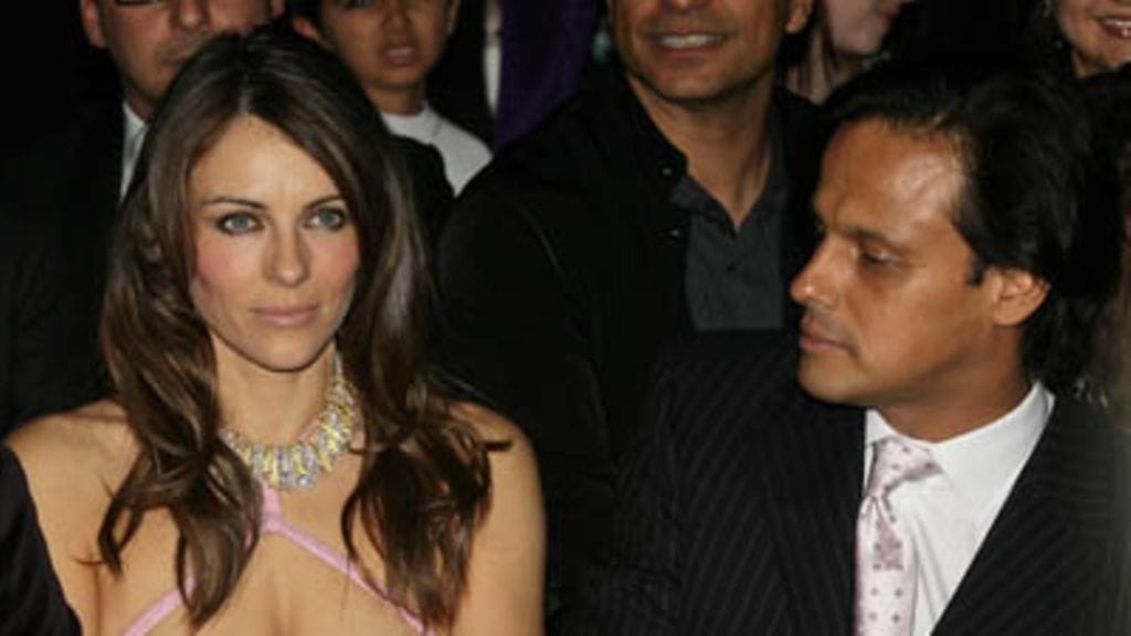 Rakastavaiset Elizabeth Hurley ja Arun Nayar (Kuva: Giuseppe Cacace/ Getty Images)