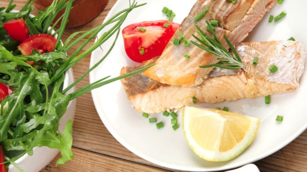 Välimeren dieetti sisältää runsaasti kalaa, hyviä rasvoja, hedelmiä, pähkinöitä, vihanneksia ja täysjyväviljaa