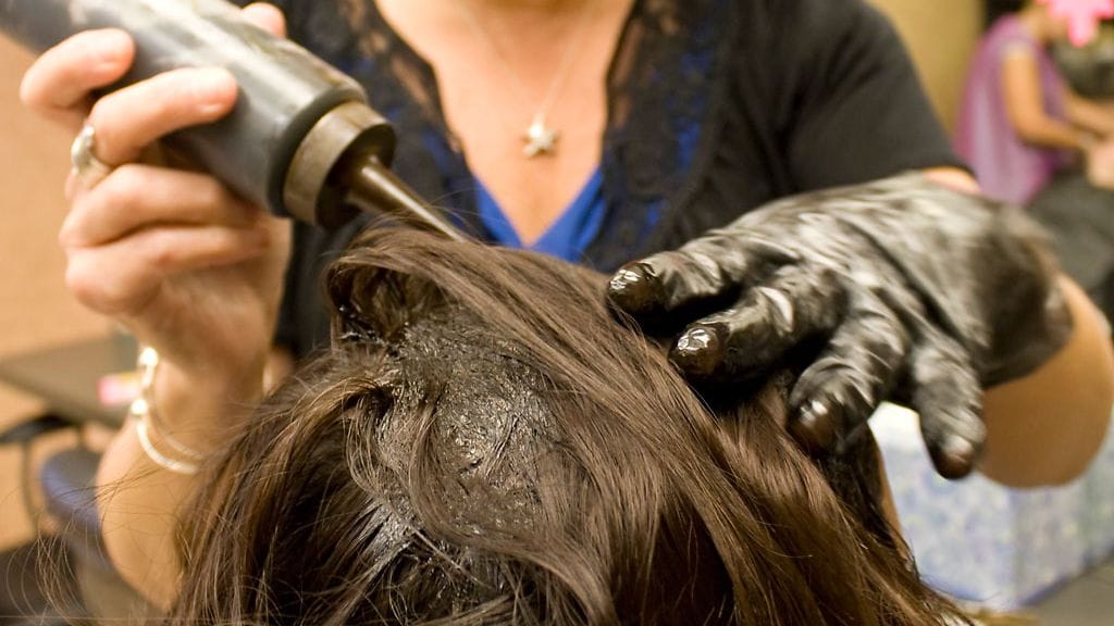 Hiusväriallergian oireita ovat esimerkiksi kutina ja ihottuma. Päänahka voi jopa "palaa". Kuvituskuva.