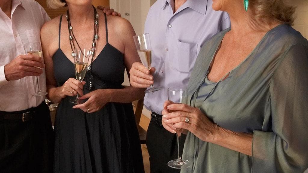 Tea on saanut parinvaihdossa myös ystäviä. Kuvituskuva.