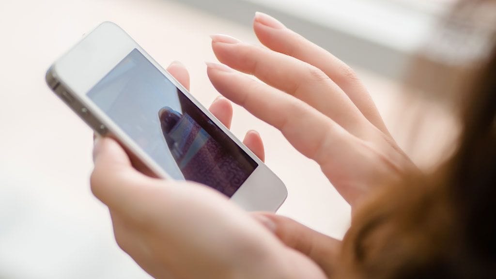 Pieneen näyttöön katsominen lähietäisyydeltä rasittaa pitkään jatkuessaan silmiä.