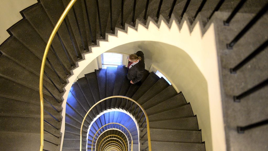 Perussuomalaisten James Hirvisaari poistuu lakivaliokunnan kokouksesta eduskunnassa eilen.