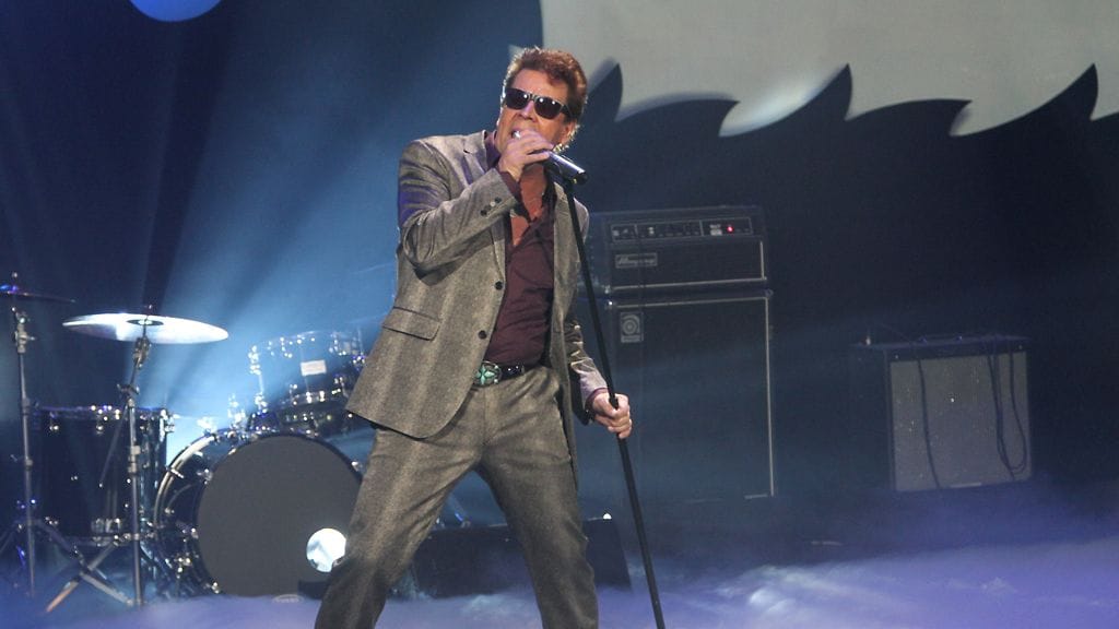 pate Mustajärvi esiintyi napapaidan ja teryleenihousujen sijaan hopeanhohtoisessa puvussa.