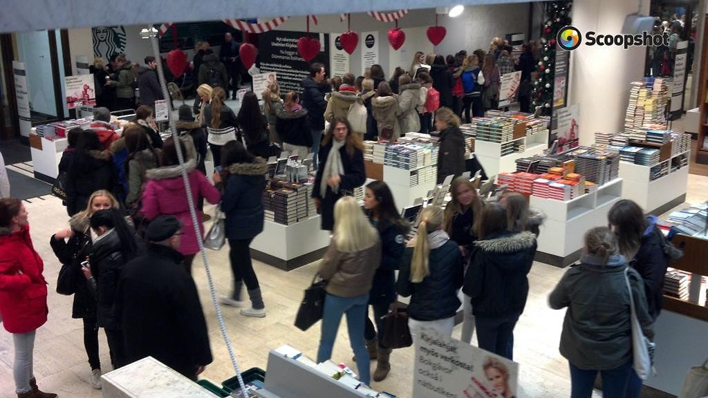 Uuden Starbucks-kahvilan jono ylettyi pitkälle Akateemiseen Kirjakauppaan asti.