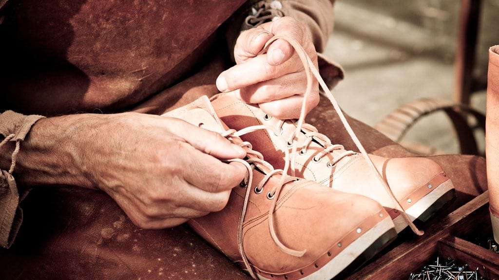 Mokka- ja nahkakengille on omat harjansa ja hoitoaineensa.