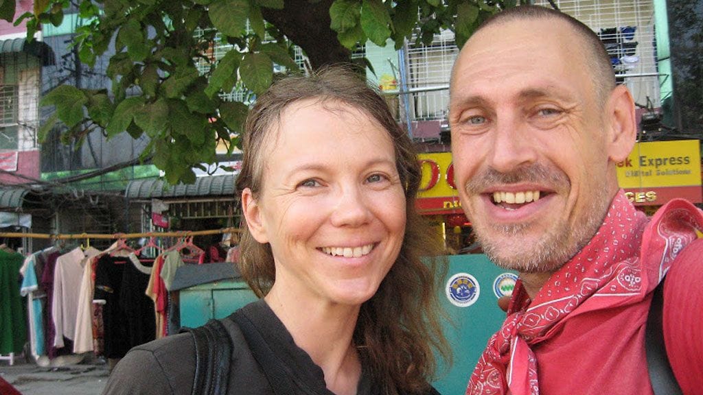 Päivi ja Santeri Kannisto matkasuunnitteluissa 2009.