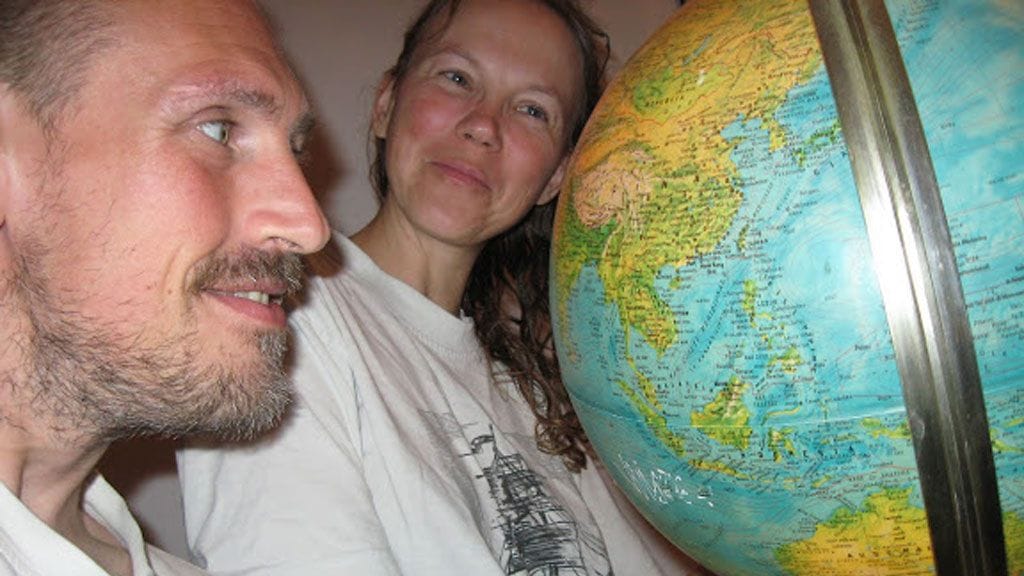 Päivi ja Santeri Kannisto matkasuunnitteluissa 2009.