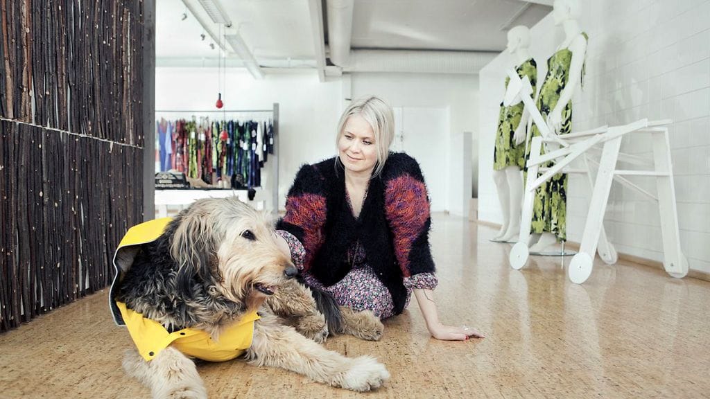 – Sadeviitassa on samaa nostalgista henkeä kuin Rukan vanhoissa 70-luvun sadetakeissa. Tässä kehtaa Affekin reippailla lempipoluillaan Itä-Helsingin Marjaniemessä, Paola Suhonen kertoo.