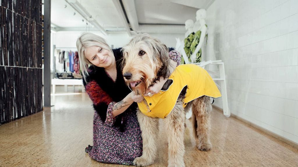 Ivana Helsingin suunnittelija Paola Suhosen Virosta yksivuotiaana hankittu Affe-koira rakastaa myrskyä ja tuulta. "Affe on koiranilman koira. Pidän sen puhtaana harjaamalla sekä käyttämällä Vartiokylän koirauimalassa", Paola Suhonen kertoo.