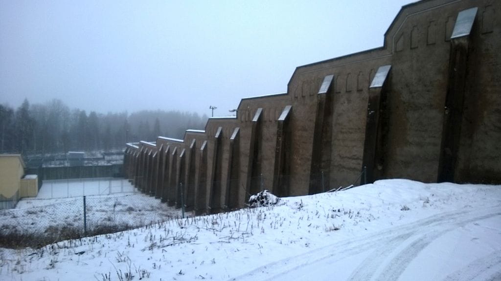 Riihimäen vankilan muuri.