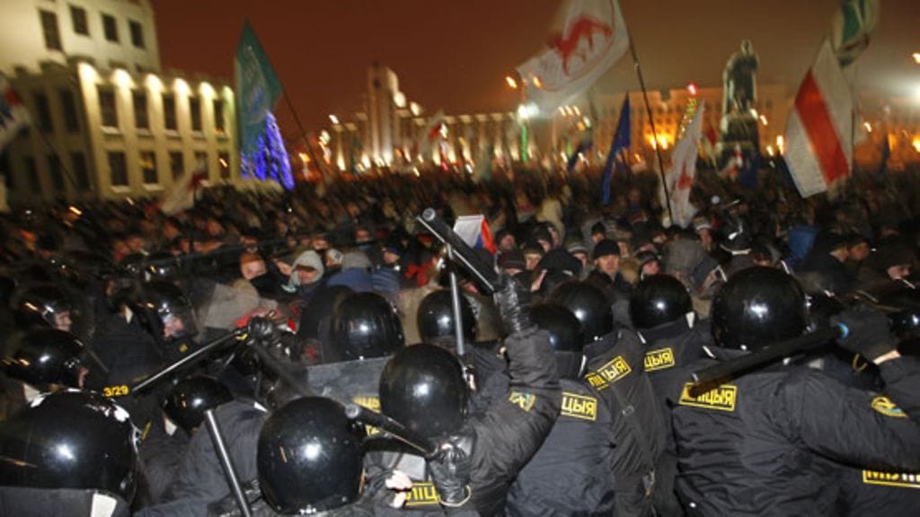Poliisi estää mielenosoittajien kulkua Valko-Venäjän parlamenttitalon edustalla. Monet valkovenäläiset ovat olleet tyytymättömiä presidentti Lukashenkon uudelleenvalintaan.