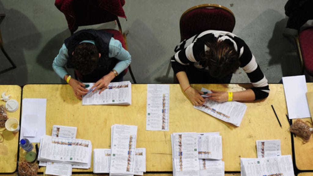 Arkistokuvaa äänten laskijoista Irlannin vaaleissa.