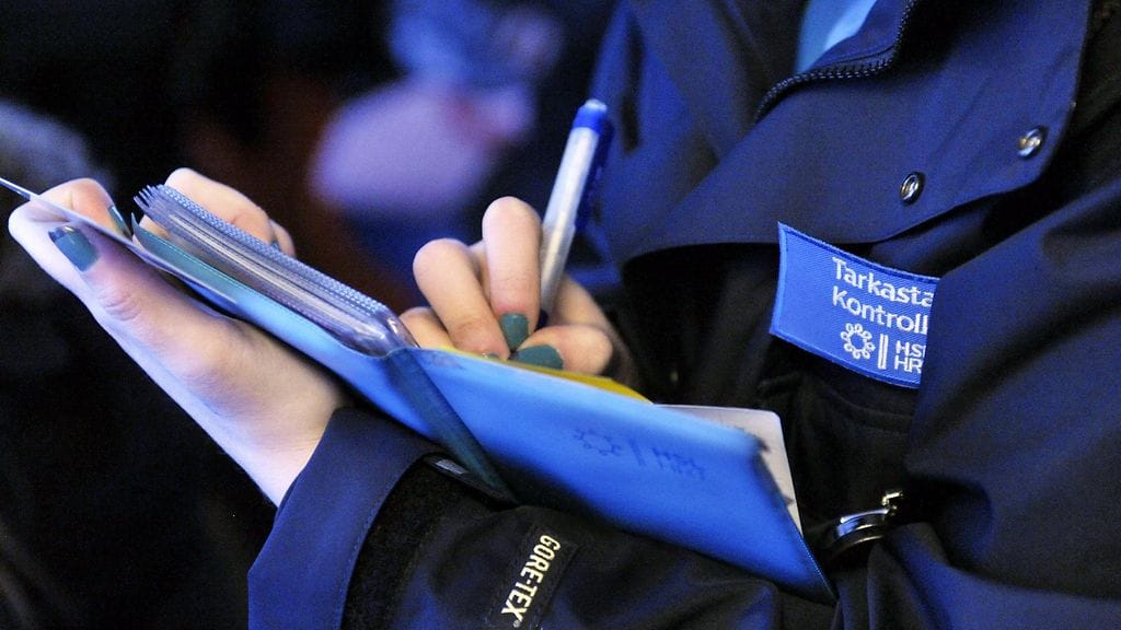 Nuori mies jäi kiinni liputta matkustamisesta junassa ja ryhtyi halventamaan lipuntarkastajaa.