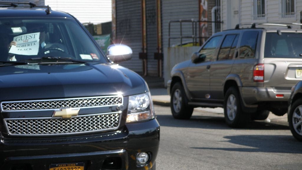 Hautajaisvieraiden piti näyttää poliisille kutsua barrikadin läpi päästäkseen.