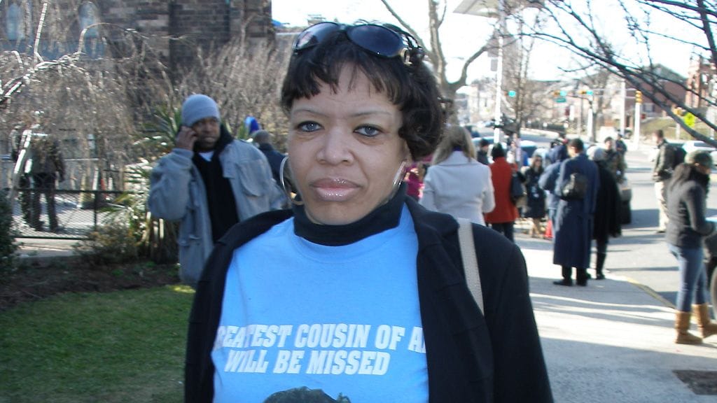 Brandi Brown lauloi Whitneyn kanssa kirkkokuorossa.