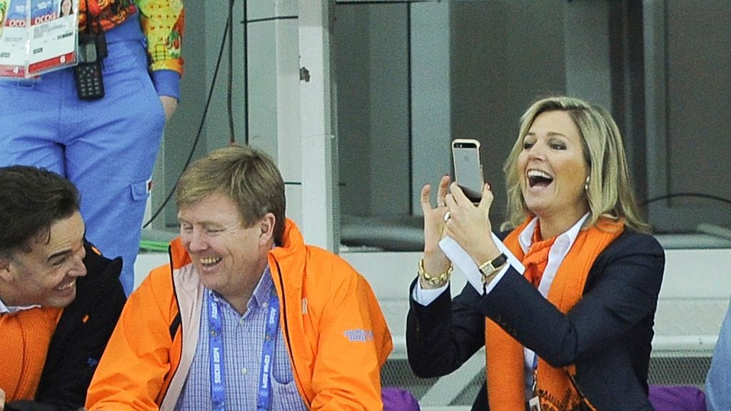 Hollannin kuningatar Maxima kuvasi miesten pikaluistelua Sotshin olympialaisissa puhelimellaan.