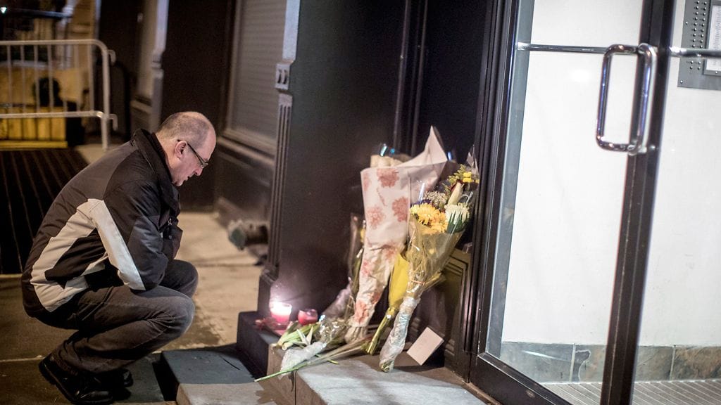 Philip Seymour Hoffmanin fanit veivät kukkia miehen asunnolle.