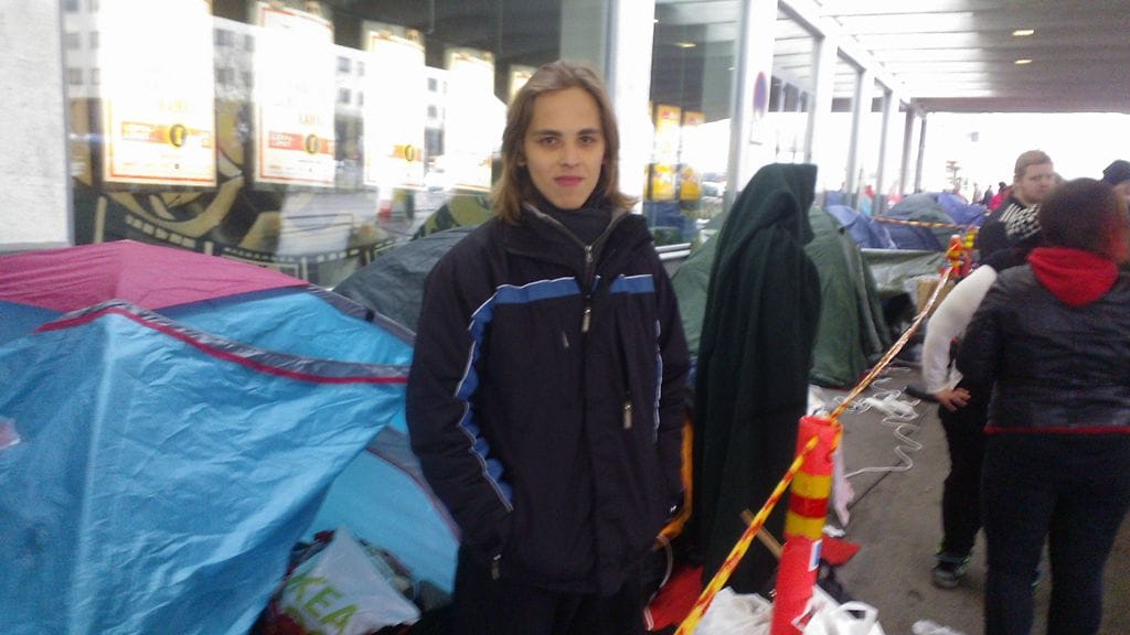 Viime vuonna Terra Tevajärvi jonotti ensimmäisen Hobitti-elokuvan lippuja kaksi päivää. Nyt hän on telttaillut Tennispalatsilla viikon.