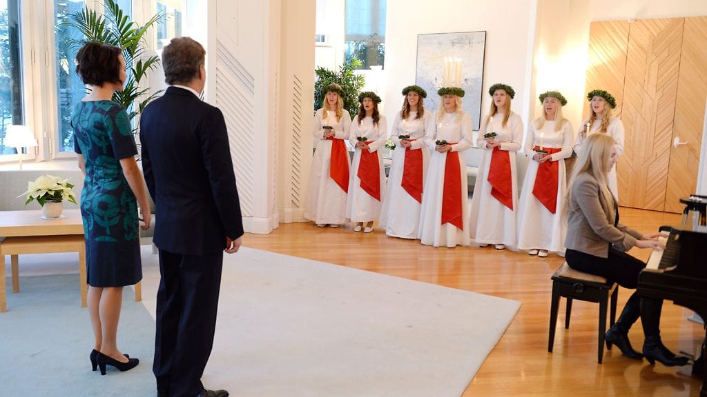 Sauli Niinistö ja Jenni Haukio vastaanottivat joulutervehdykset. Tilaisuus alkoi Lucia-neidon esityksellä.