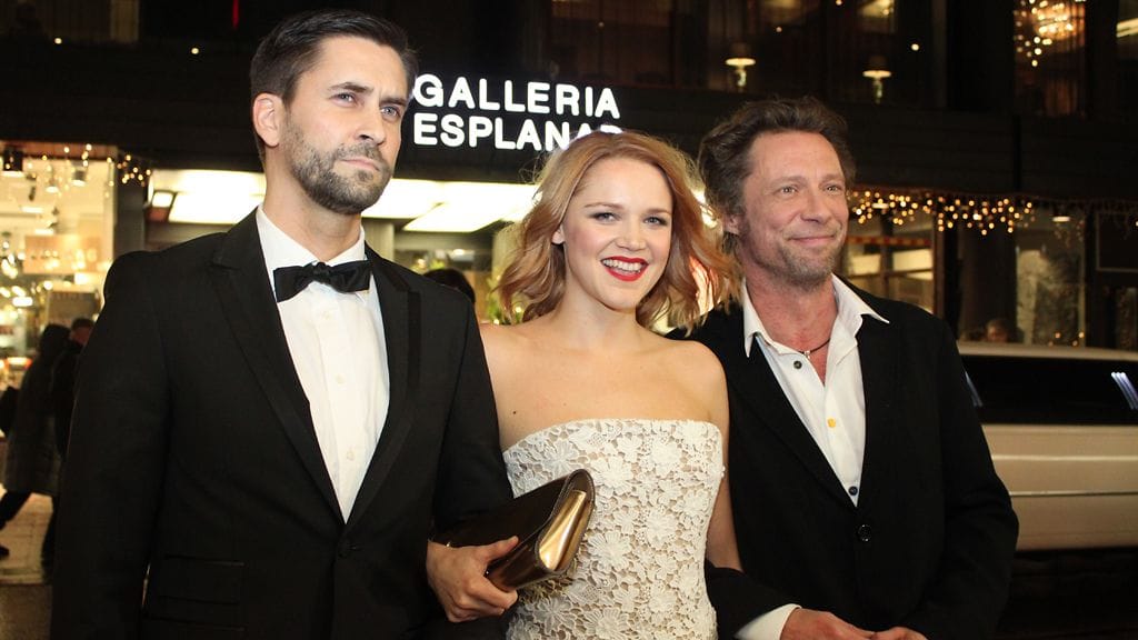 Ilkka Villi, Anna-Maija Tuokko ja Antti Reini toivat ripauksen glamouria sateiseen iltaan.