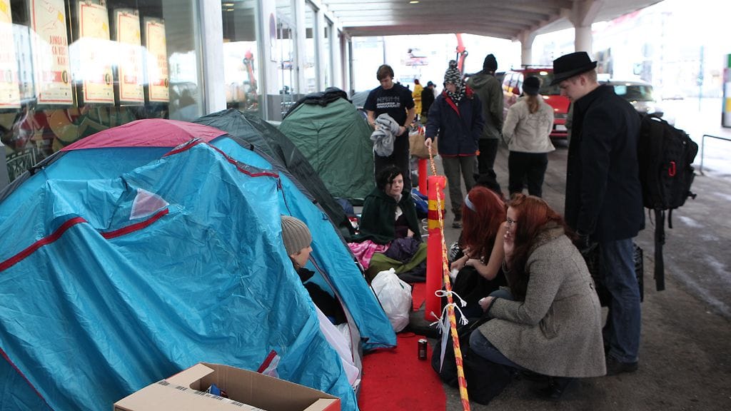 Terra Tevajärven teltalla käy kuhina.