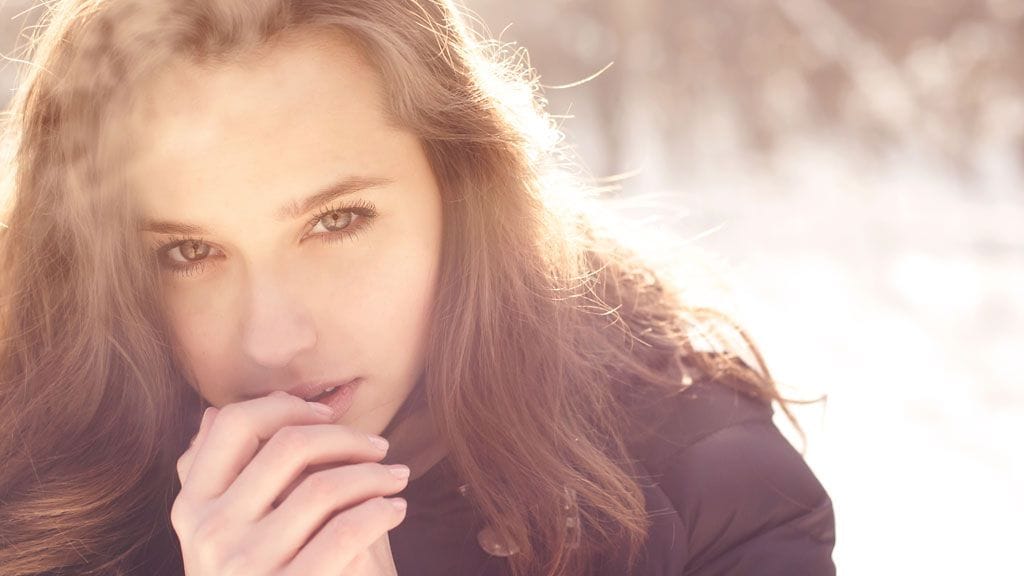 Hiero käsivoidetta kevyesti koko käsien alueelle.