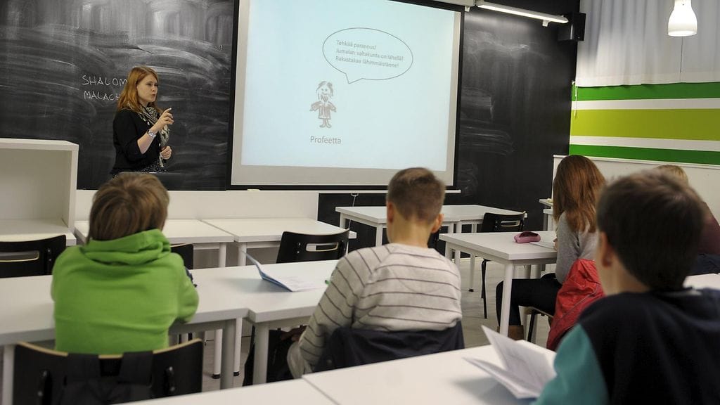 Opettaja Karoliina Käpylehto pitää kahdeksasluokkalaisille yhdistettyä uskonnon ja elämänkatsomustiedon tuntia Kulosaaren yhteiskoulussa Helsingissä 23. lokakuuta 2013.