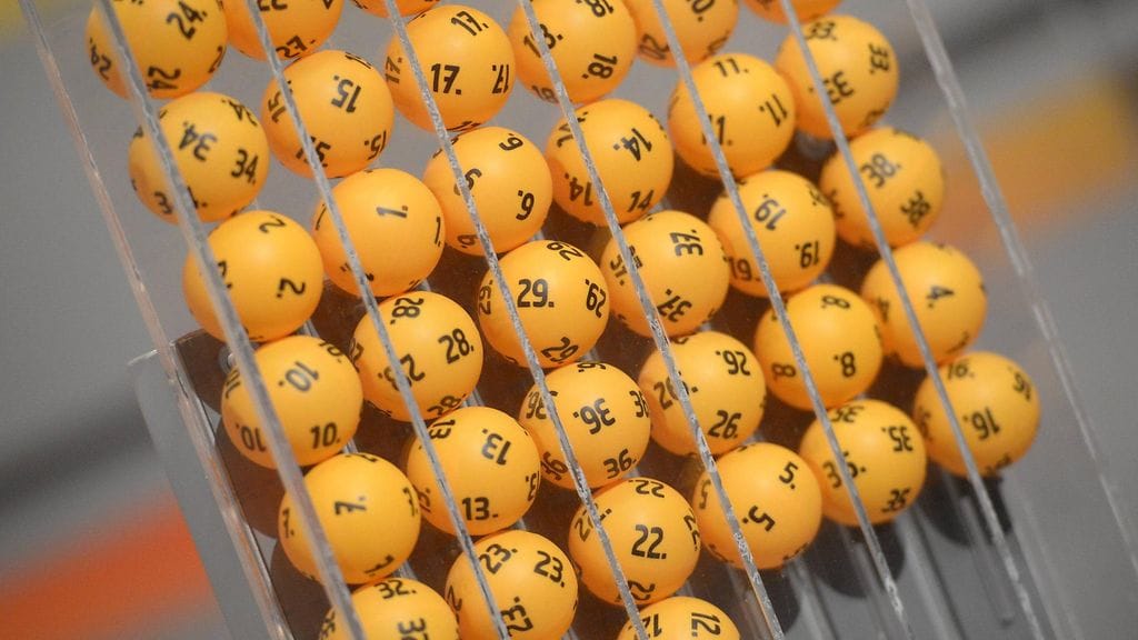 Loton voittopotti on 15,9 miljoonaa euroa.