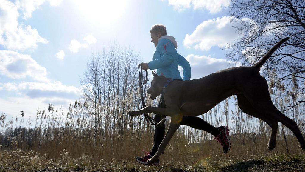 Marjo Nukari lenkkeili Tuusulassa aurinkoisessa säässä 18. huhtikuuta 2014.