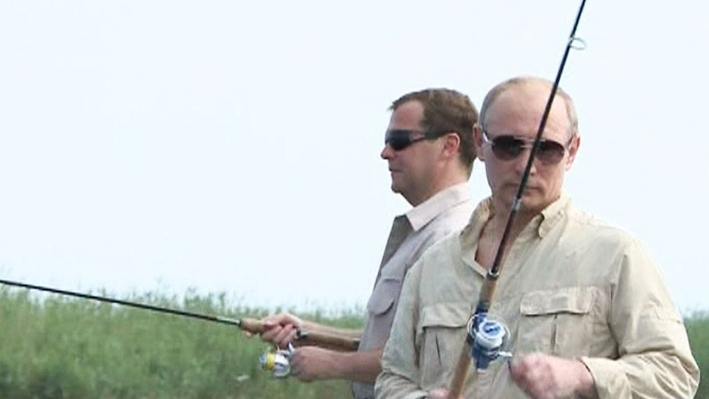 Venäjän presidentti Dmitri Medvedev ja pääministeri Vladimir Putin kävivät kalassa Astrahanissa, Etelä-Venäjällä.