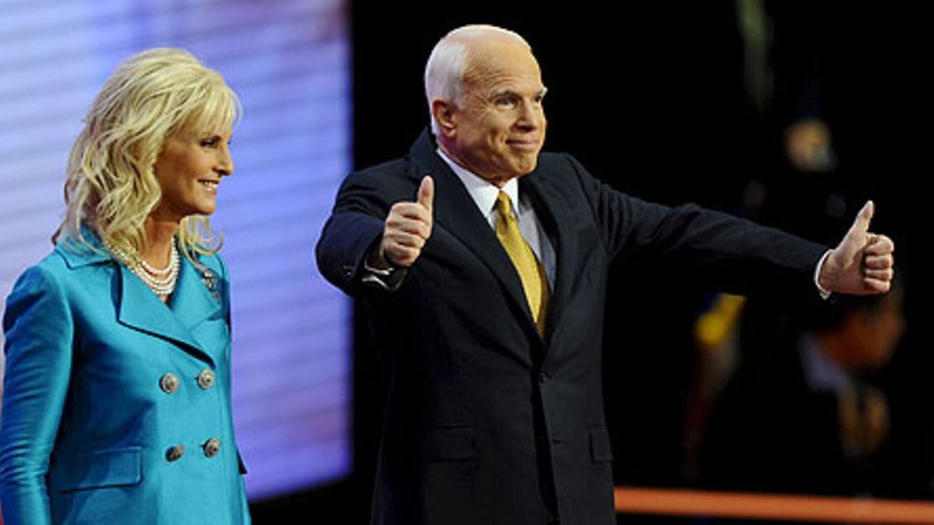 John McCain vaimonsa kanssa republikaanien puoluekokouksessa 4.9.2008. (Kuva: EPA)