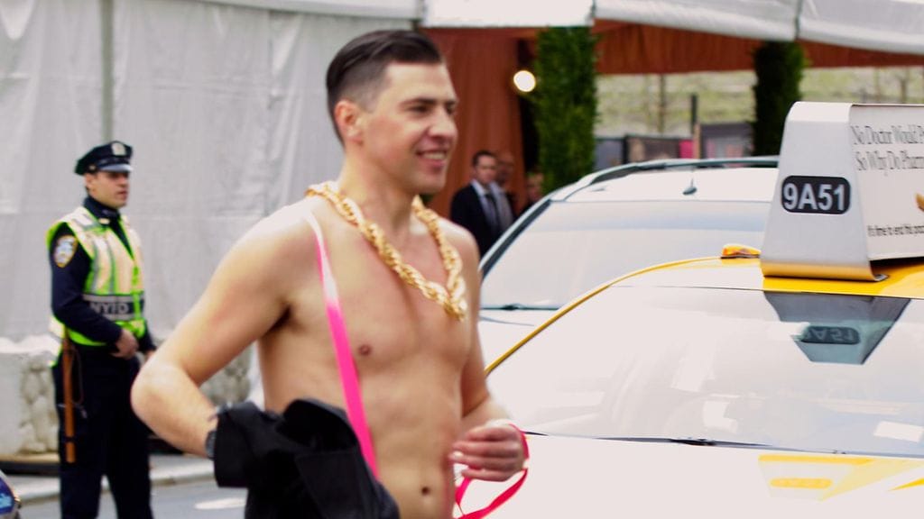 Häirikkö hyökkäsi Met-gaalan punaiselle matolle