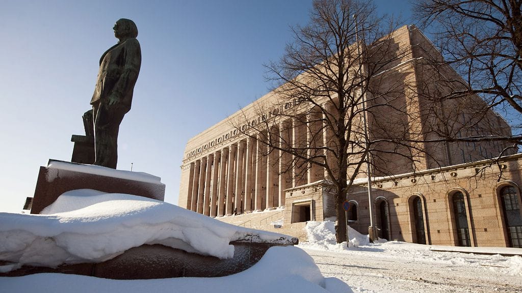 Eduskuntatalo valmiina virkaanastujaisiin.