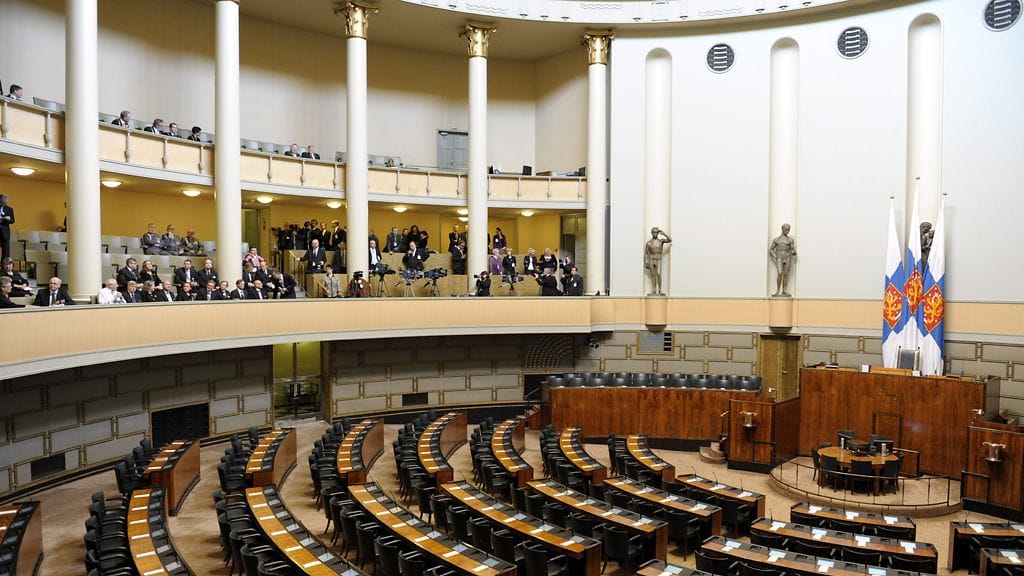 Eduskunnassa valmistaudutaan Tasavallan Presidentin virkaanastujaisiin.