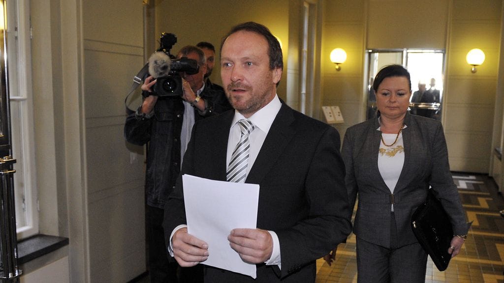 Perussuomalaisten kansanedustaja Teuvo Hakkarainen eduskunnassa 24. toukokuuta 2011. Kuva: Lehtikuva